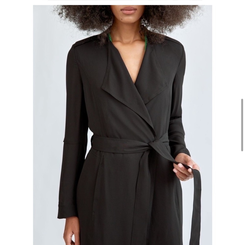 Aritzia Babaton Flowy Long Line Lag & Look
Trench Coat in black size M